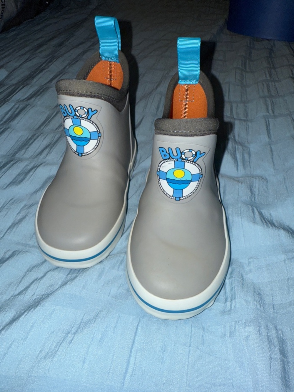 BUOY Kids Duck Boots in Light Gray with Blue Accents